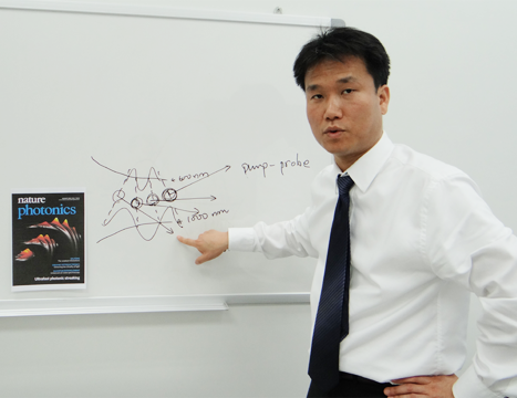 김경택 교수가 2013년 ＜네이처 포토닉스＞표지논문으로 발표했던 '아토초 등대 효과'를 설명하고 있다