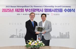 Director Axel TIMMERMANN of the IBS Center for Climate Physics Named Honorary Citizen of Busan