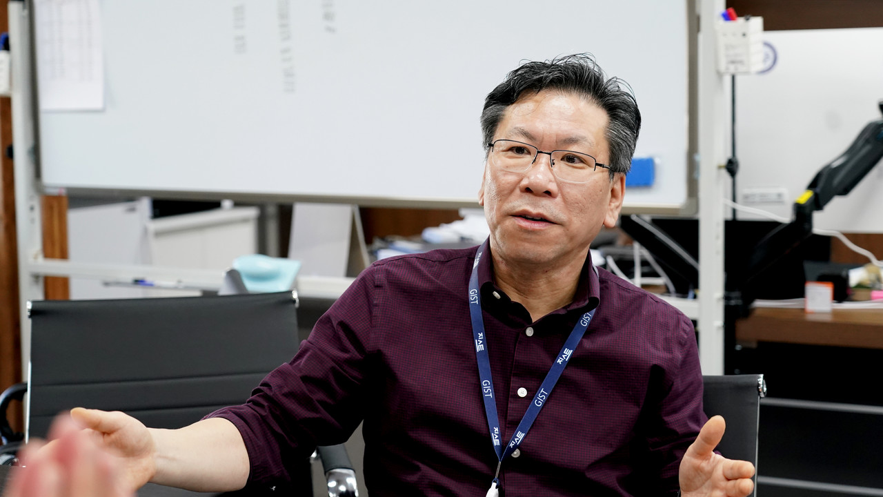 "분자의 실시간 표정까지 포착했죠" 김유수 교수 "양자 새 지평/산업화 연계 막바지 총력"