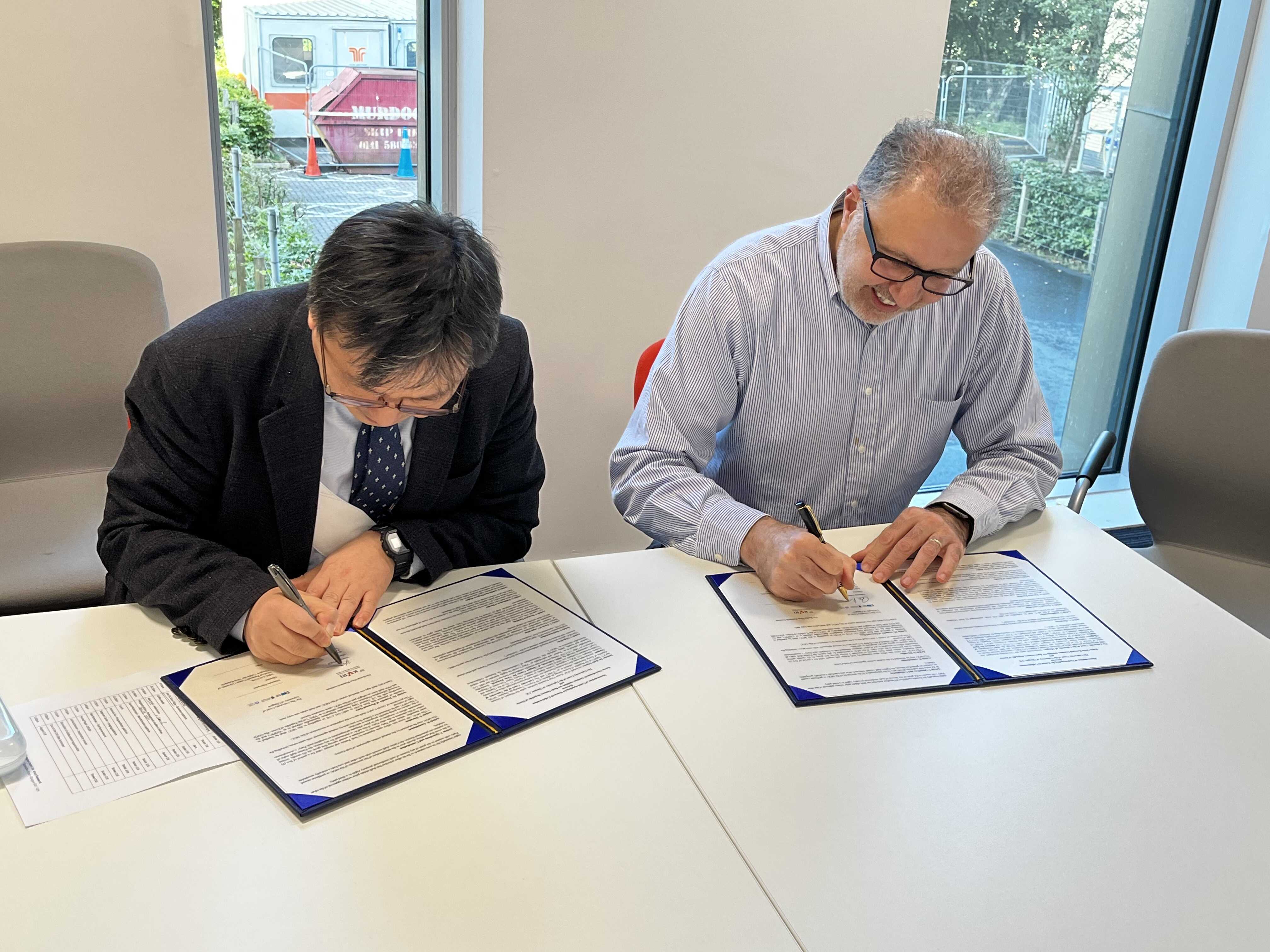 최영기 IBS 한국바이러스기초연구소 소장(왼쪽)과 마시모 팔마리니 영국 MRC 바이러스연구센터 소장이 업무협약을 체결하고 있다.