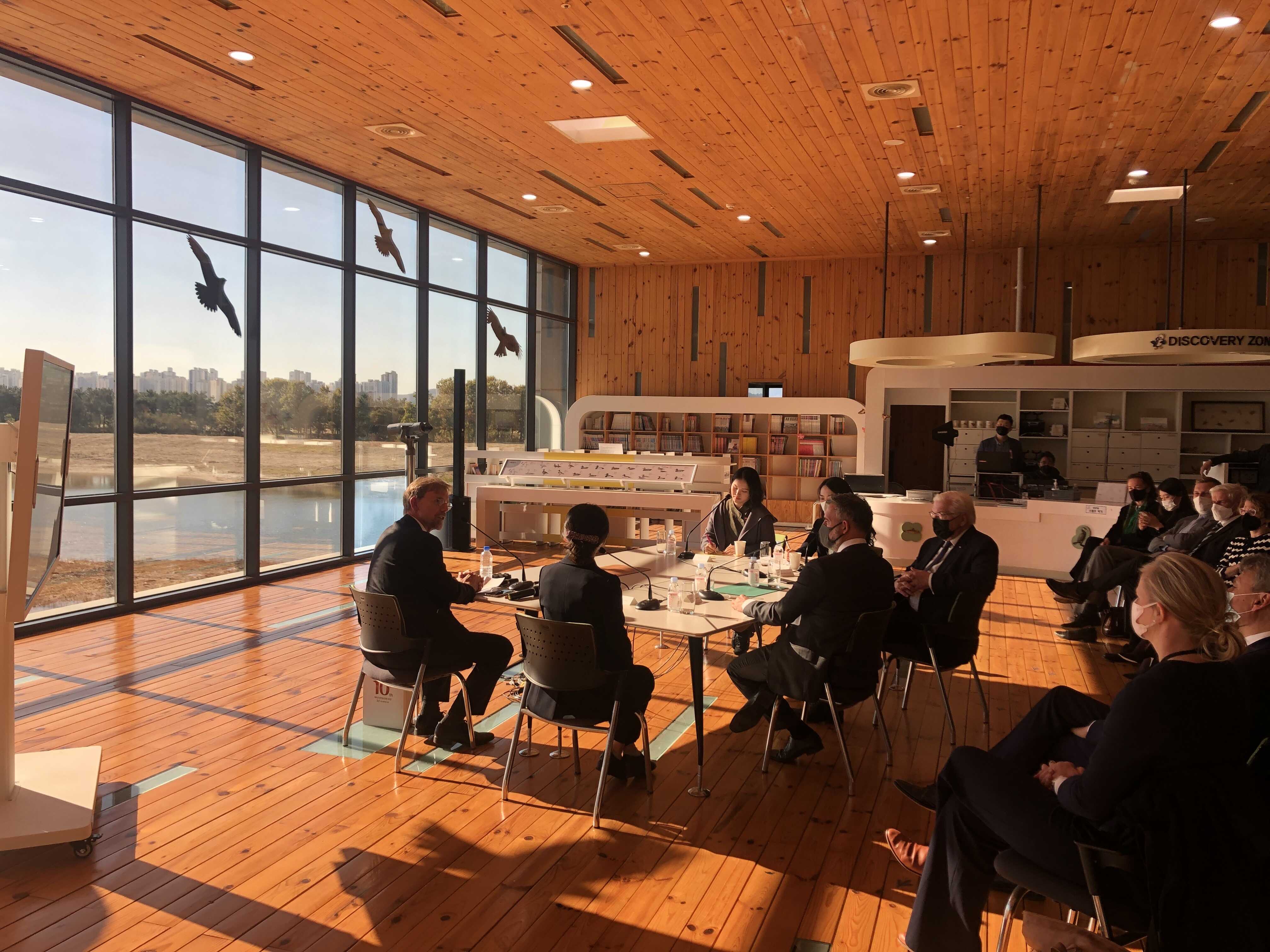 기초과학연구원(IBS)은 지난 5일 부산 낙동강하구에코센터에서 프랑크-발터 슈타인마이어 독일 대통령과 함께 ‘한-독 기후 라운드테이블’을 개최했다.