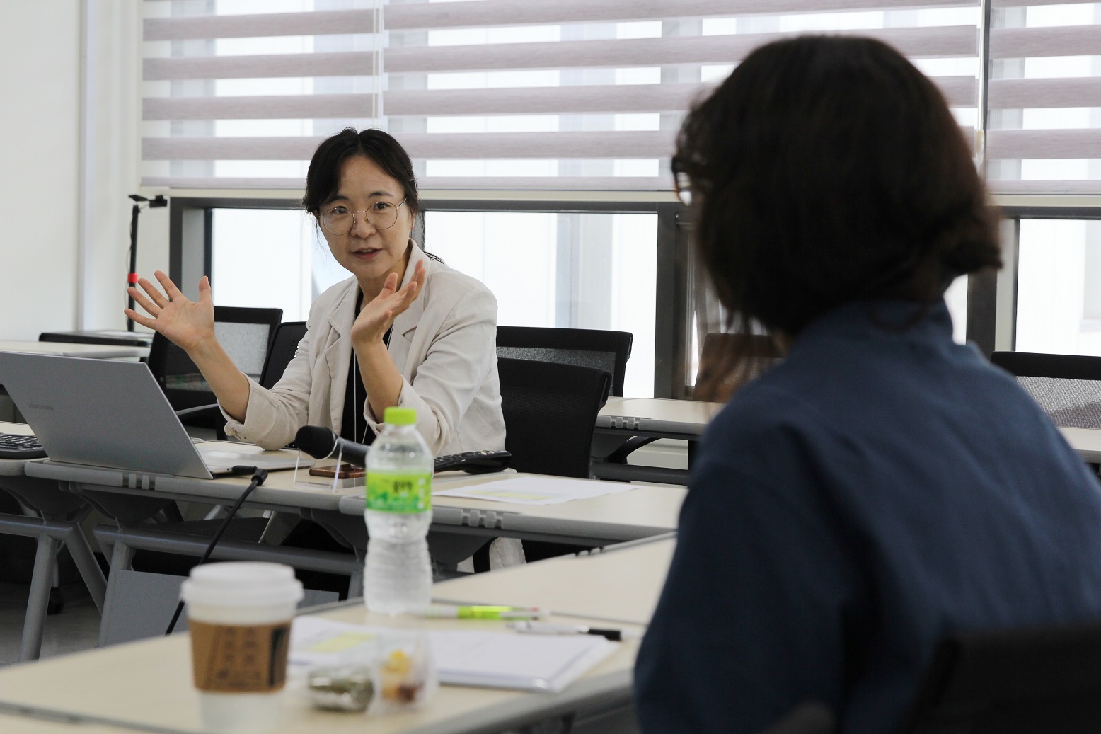 ▲ LEE Boyoung, Research Fellow at the Center for Cognition and Sociality, explaining research results to Henrietta HOWELLS, Senior Editor of Nature Neuroscience
