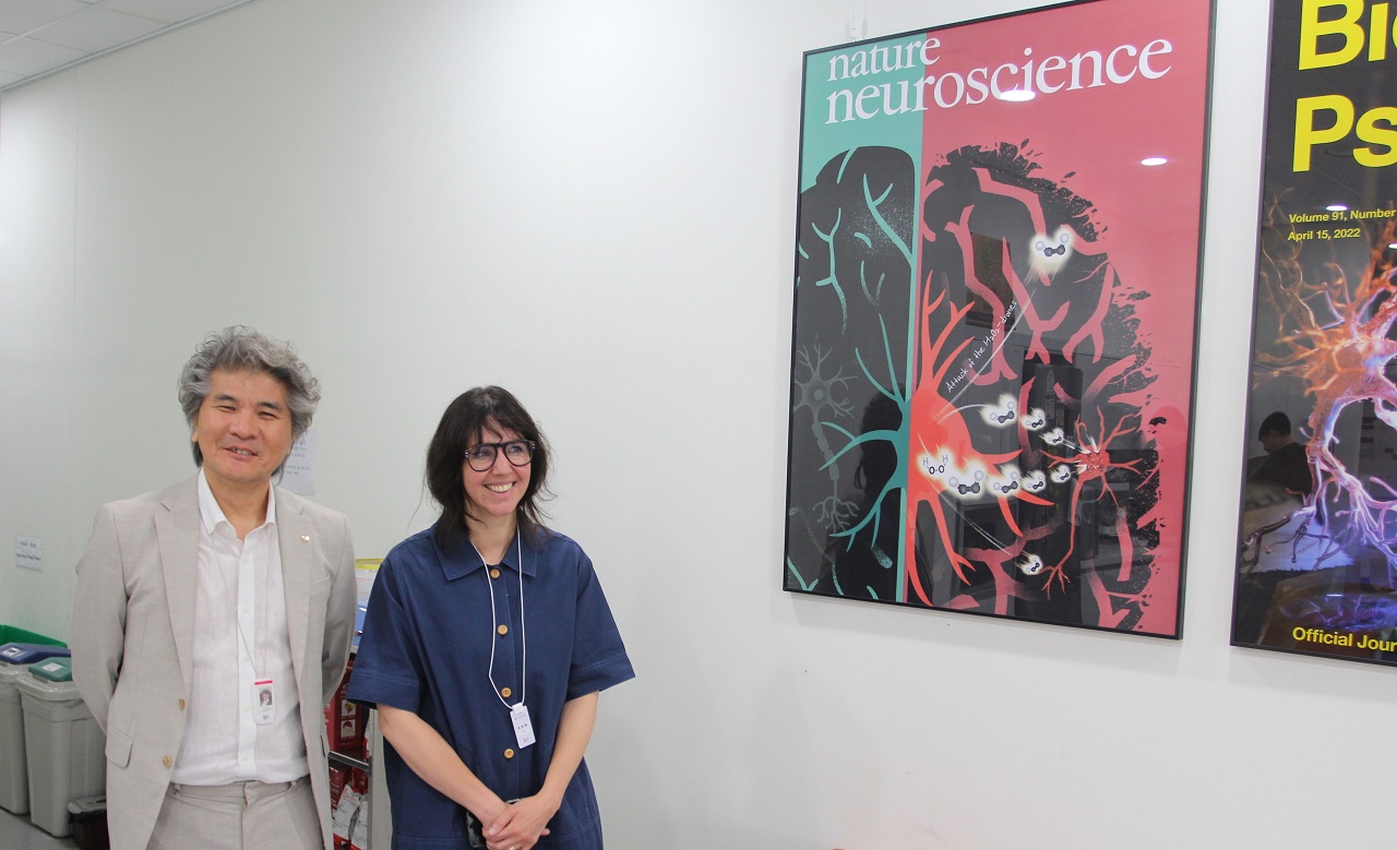 ▲ C Justin Lee, Director of the Center for Cognition and Sociality, and Henrietta HOWELLS, Senior Editor of Nature Neuroscience, taking a commemorative photo
